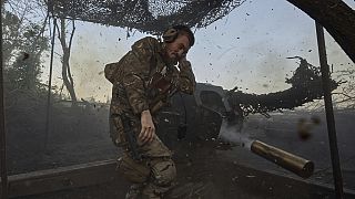 Ukraynalı asker, Donetsk bölgesindeki Bakhmut yakınlarında, cephe hattındaki Rus mevzilerine doğru D-30 topu ateşliyor.