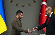 Recep Tayyip Erdogan kézfogása Volodimir Zelenszkijjel a megbeszélésüket követő sajtótájékoztatón Isztambulban 2023. július 8-án