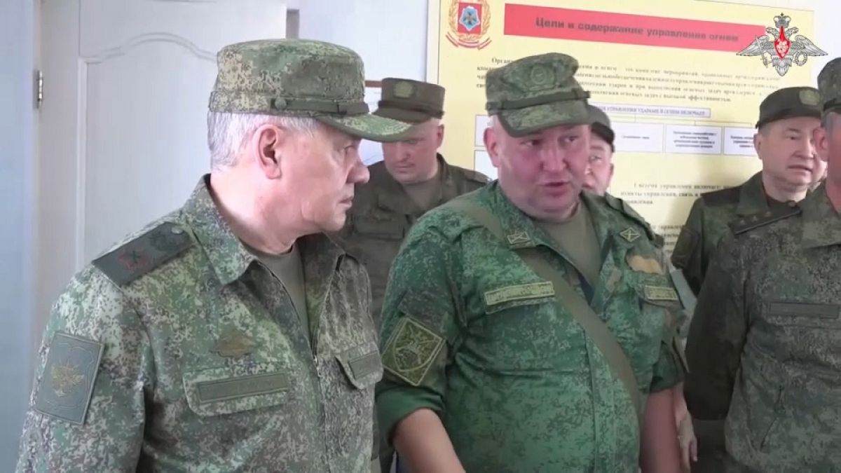 وزير الدفاع الروسي خلال الزيارة