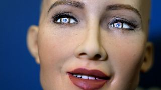 Hong Kong merkezli insansı robot şirketi Hanson Robotics tarafından geliştirilen yapay zekalı insan benzeri robot "Sophia, zirvede tanıtıldı