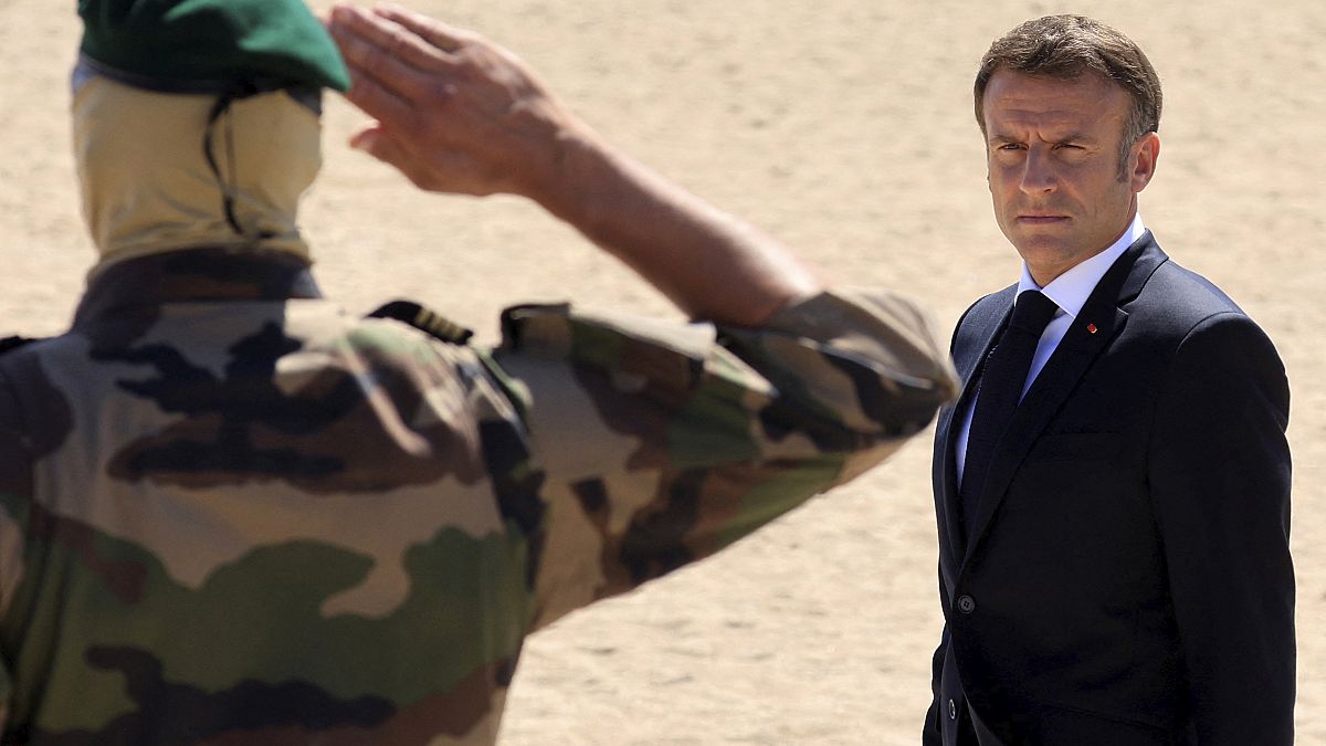 Emmanuel Macron egy francia csapatszemlén Normandiában 2023. július 7-én