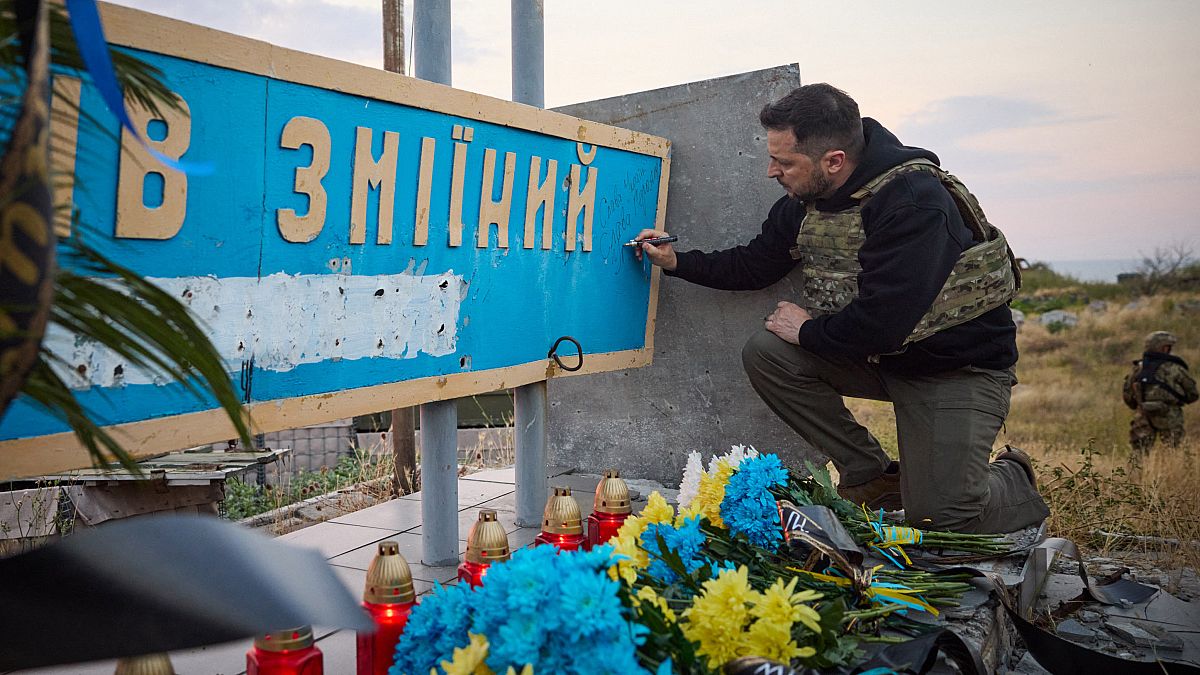 Президент Украины у мемориала на острове Змеиный.