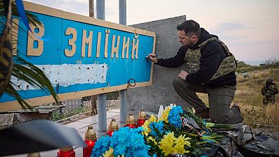 Zelensky depone fiori per i caduti, sull'isola dei Serpenti, Ucraina