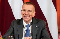 Edgars Rinkevics parlamenti megválasztása után nyilatkozik a sajtónak Rigában 2023. május 31-én