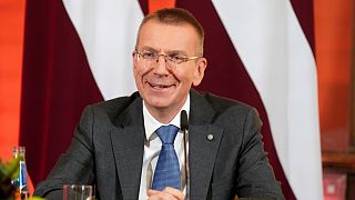 Edgars Rinkevics parlamenti megválasztása után nyilatkozik a sajtónak Rigában 2023. május 31-én