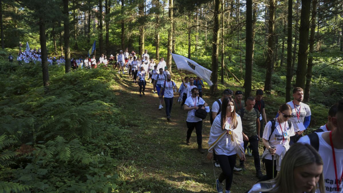 Des participants à la "Marche de la Paix" en mémoire du massacre de Srebrenica en 1995, à Nezuk, Bosnie, samedi 8 juillet 2023.