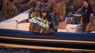 Ukrayna Devlet Başkanı Volodymyr Zelenskiy, Yılan Adası'na tekneyle geldi ve buraya çiçek bıraktı