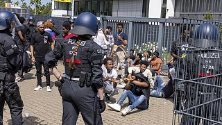 Auseinandersetzungen zwischen Festival-Teilnehmern und der Polizei