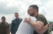  زيلينسكي يستقبل قادة كتيبة أزوف في مطار إسطنبول