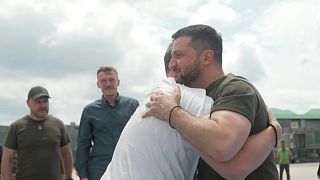  زيلينسكي يستقبل قادة كتيبة أزوف في مطار إسطنبول