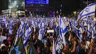 جانب من المظاهرات في تل أبيب أمس السبت