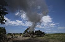 Ukrayna'da bir obüs, Bakhmut kenti yakınlarındaki Rus mevzilerine doğru ateş açıyor. 7 Temmuz 2023