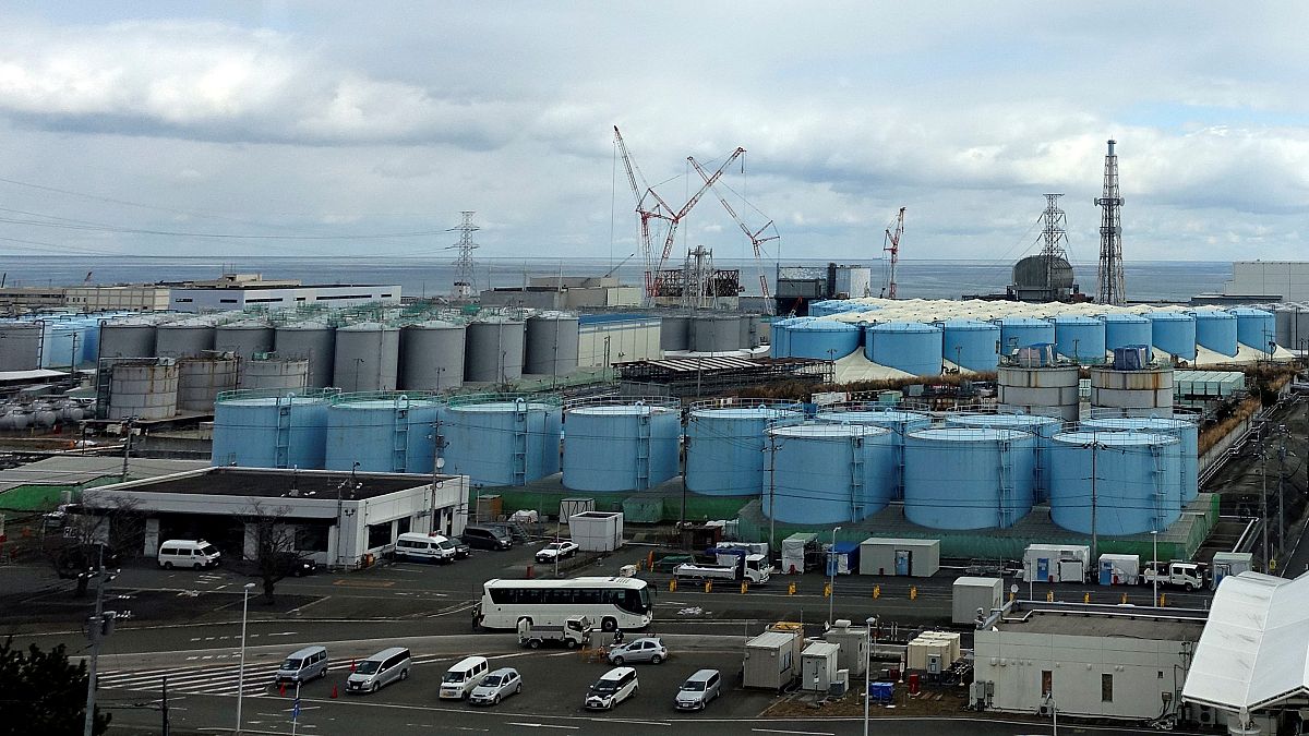 خزانات عملاقة تحمل المياه الملوثة في فوكوشيما