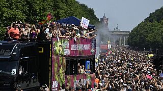 Imagen del desfile de la "Rave the Planet"