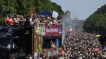 Imagen del desfile de la "Rave the Planet"