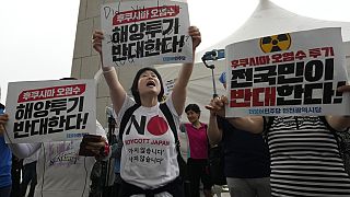 Tüntetés Phenjanban a fukushimai atomerőműkatasztrófa vizének óceánba engedése ellen