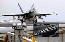 Kazettás bombák bevetésére alkalmas katonai repülőgép és egy kazettás bomba belseje - iluusztráció