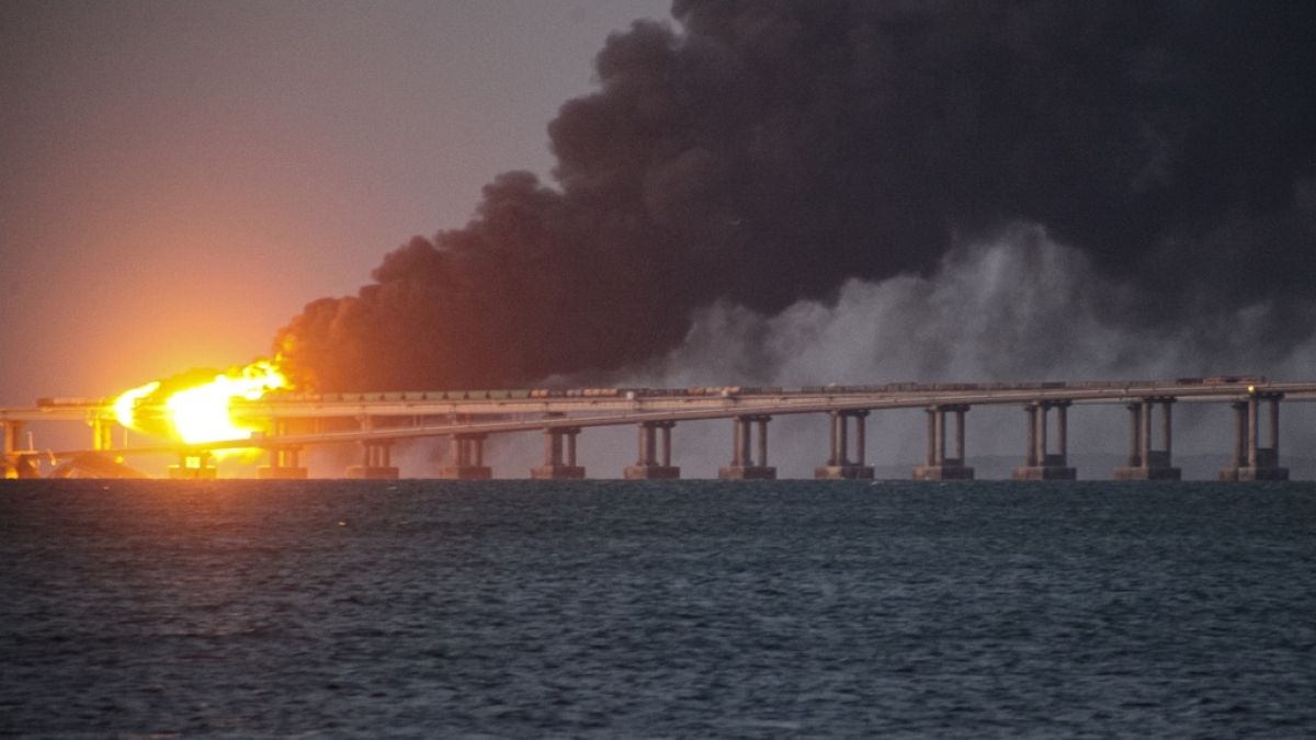 A lángokban álló hídról 2022. október 8-án készült felvétel