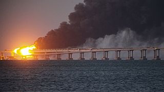 A lángokban álló hídról 2022. október 8-án készült felvétel