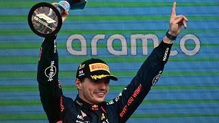 Max Verstappen levanta su trofeo de campeón en Silverstone, el 9 de julio de 2023