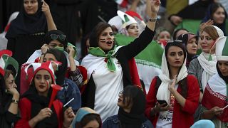 مشجعات إيرانيات في ملعب أزادي في طهران