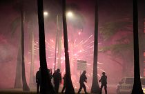 Des feux d'artifice lors d'affrontements avec la police sur l'île de La Réunion, 30 juin 2023