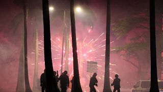 Des feux d'artifice lors d'affrontements avec la police sur l'île de La Réunion, 30 juin 2023