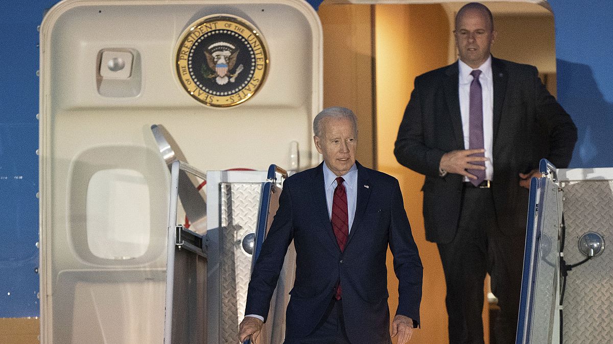 Joe Biden à sa descente de l'avion. 