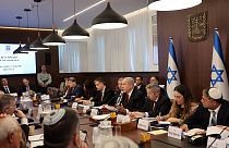 رئيس الوزراء الإسرائيلي بنيامين نتنياهو (4 يمين) يصل إلى مكتبه لحضور الاجتماع الأسبوعي لمجلس الوزراء في القدس، 9 يوليو 2023.