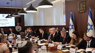 رئيس الوزراء الإسرائيلي بنيامين نتنياهو (4 يمين) يصل إلى مكتبه لحضور الاجتماع الأسبوعي لمجلس الوزراء في القدس، 9 يوليو 2023.