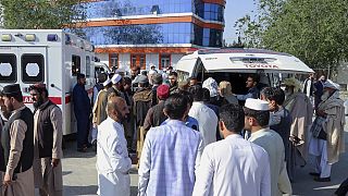 عائلات أفغانية تتسلم جثث أقاربهم الذين لقوا حتفهم أثناء تهريبهم إلى بلغاريا، في مطار كابول الدولي في كابول، أفغانستان، 24 مايو 2023.