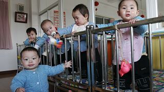 أطفال في دار رعاية في شنيانغ بمقاطعة لياونينغ شمال شرق الصين. 2007/03/14