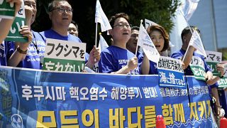 Manifestantes contestam lançamento das águas da central nuclear de Kukushima no mar
