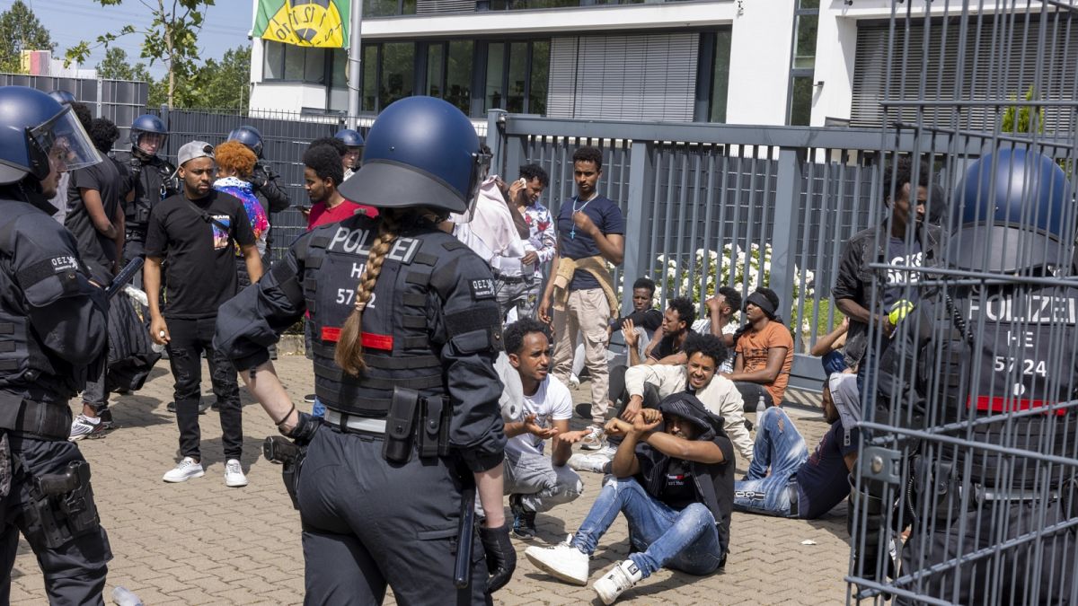 Giessenben a rendőrök 131 embert vettek őrizetbe a randalírozások miatt