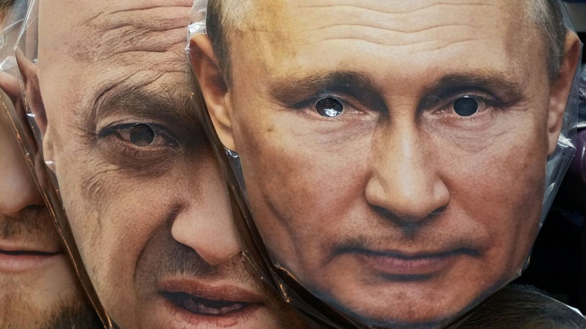 Vlagyimir Putyin orosz elnököt és Jevgenyij Prigozsint ábrázoló maszkok
