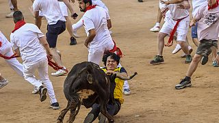 La festa di San Firmino consiste nel tentare di sfuggire a dei tori nelle strade di Pamplona, in Spagna