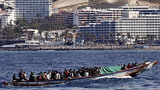 Une embarcation d'"environ 200" migrants localisée au large des Canaries