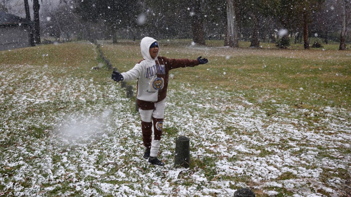 غابرييل سوسمان أثناء تساقط الثلوج في مدينة جوهانسبرغ، جنوب افريقيا.