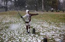 Un niño juega con la nieve