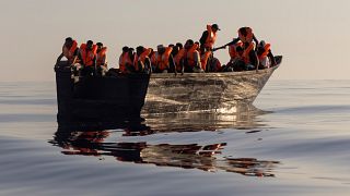 Illegális bevándorlók egy csónakon az Olaszországhoz tartozó Lampedusa sziget közelében