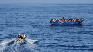 عناصر الإنقاذ الإسبان ينقذون مهاجرين على متن قارب قبالة سواحل ليبيا