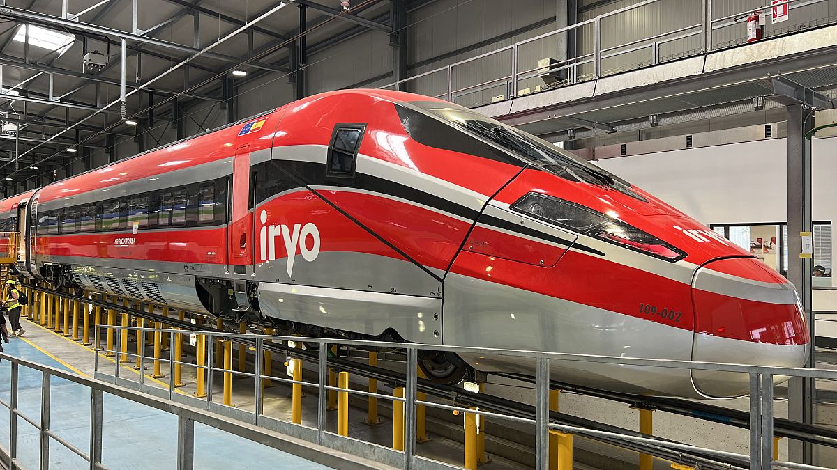 Le train ETR1000 d'Hitachi Rail, ici sous les couleurs de la compagnie espagnole Iryo.