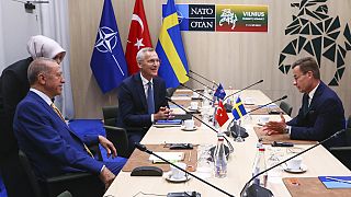 Le secrétaire général de l'OTAN, Jens Stoltenberg, au centre, s'entretient avec le président turc Recep Tayyip Erdogan, et le Premier ministre suédois Ulf Kristersson