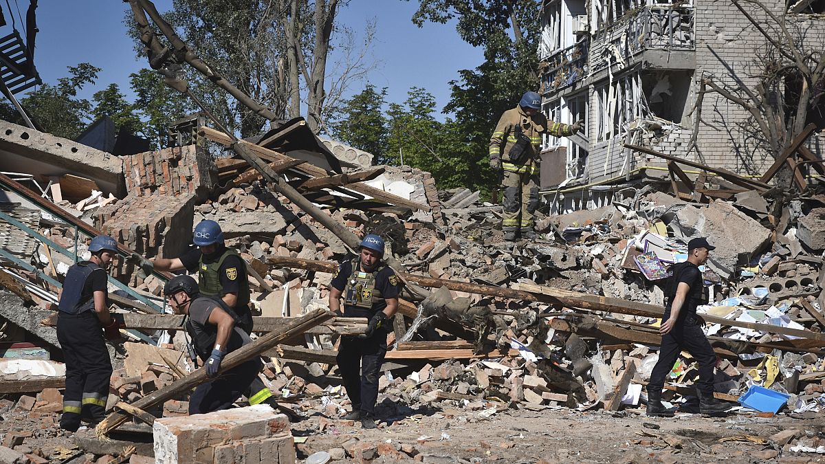 Les secouristes au milieu des débris après un raid contre un centre d'aide humanitaire à Orikhiv, Ukraine, 10/07/2023