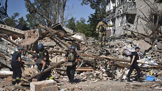 Les secouristes au milieu des débris après un raid contre un centre d'aide humanitaire à Orikhiv, Ukraine, 10/07/2023
