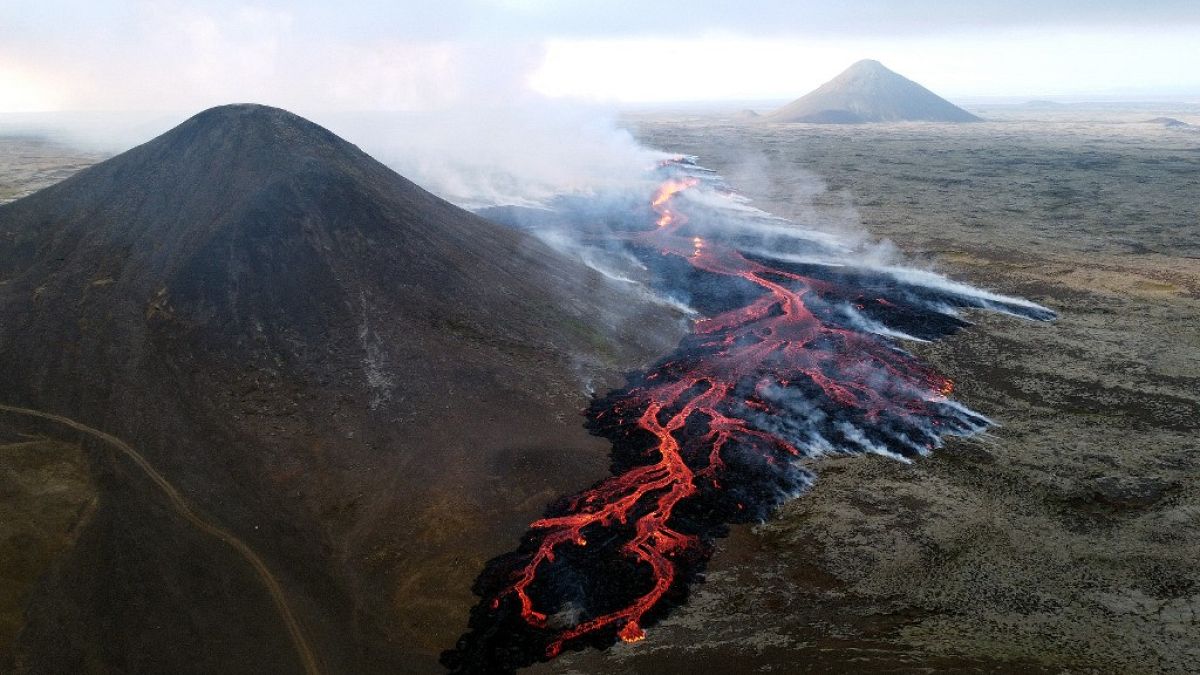 Erupção vulcânica em Litli Hrutur, a sudoeste de Reykjavik