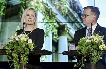 Finnország új miniszterelnöke, Petteri Orpo (jobbra) és új pénzügyminisztere, Riikka Purra sajtótájékoztatót tart Helsinkiben, Finnországban 2023\. június 20-án.