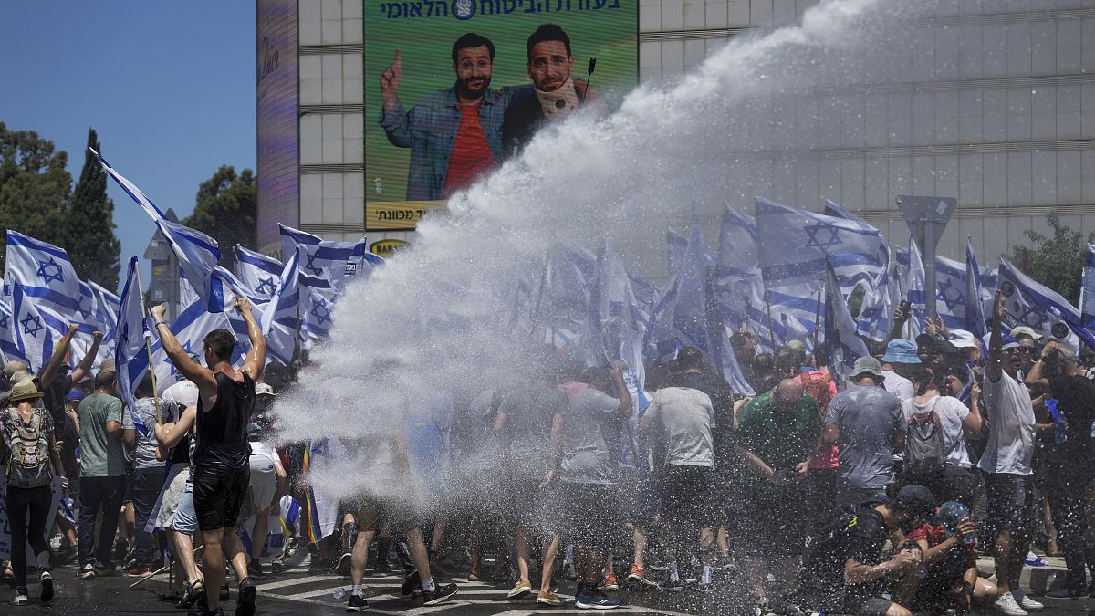 الشرطة الإسرائيلية تطلق خراطيم المياه على متظاهرين خرجوا احتجاجا على مشروع قانون إصلاح النظام القضائي