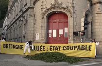 نشطاء غرينبيس يلقون طحالب خضراء خارج المقر الإداري لفينيستير، بريتاني الفرنسية، 10 تموز 2023