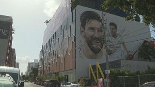Une fresque géante représente le joueur de football argentin Lionel Messi.